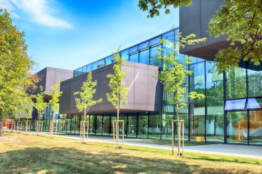 Wroclaw, Polonya - 22 Ağustos 2018: lise No 5 Wroclaw (2017 yılında inşa edilmiş). Mimarlar: Mackow Pracownia Projektowa, Wroclaw, Polonya.