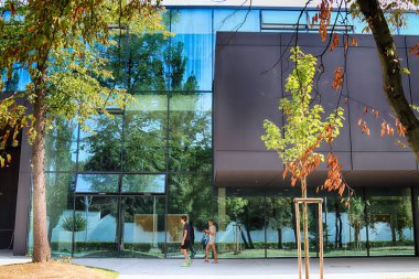 Wroclaw, Polonya - 22 Ağustos 2018: lise No 5 Wroclaw (2017 yılında inşa edilmiş). Mimarlar: Mackow Pracownia Projektowa, Wroclaw, Polonya.