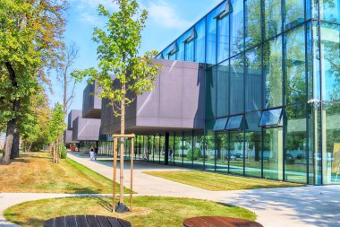 Wroclaw, Polonya - 22 Ağustos 2018: lise No 5 Wroclaw (2017 yılında inşa edilmiş). Mimarlar: Mackow Pracownia Projektowa, Wroclaw, Polonya.