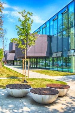 Wroclaw, Polonya - 22 Ağustos 2018: lise No 5 Wroclaw (2017 yılında inşa edilmiş). Mimarlar: Mackow Pracownia Projektowa, Wroclaw, Polonya.