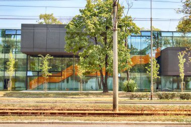 Wroclaw, Polonya - 22 Ağustos 2018: lise No 5 Wroclaw (2017 yılında inşa edilmiş). Mimarlar: Mackow Pracownia Projektowa, Wroclaw, Polonya.