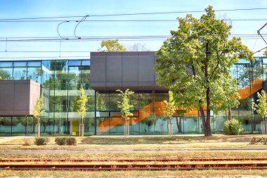 Wroclaw, Polonya - 22 Ağustos 2018: lise No 5 Wroclaw (2017 yılında inşa edilmiş). Mimarlar: Mackow Pracownia Projektowa, Wroclaw, Polonya.