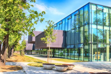 Wroclaw, Polonya - 22 Ağustos 2018: lise No 5 Wroclaw (2017 yılında inşa edilmiş). Mimarlar: Mackow Pracownia Projektowa, Wroclaw, Polonya.