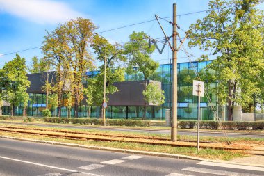 Wroclaw, Polonya - 22 Ağustos 2018: lise No 5 Wroclaw (2017 yılında inşa edilmiş). Mimarlar: Mackow Pracownia Projektowa, Wroclaw, Polonya.