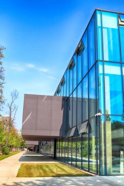 Wroclaw, Polonya - 22 Ağustos 2018: lise No 5 Wroclaw (2017 yılında inşa edilmiş). Mimarlar: Mackow Pracownia Projektowa, Wroclaw, Polonya.