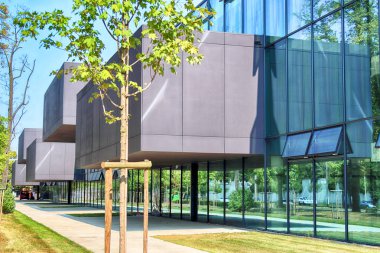 Wroclaw, Polonya - 22 Ağustos 2018: lise No 5 Wroclaw (2017 yılında inşa edilmiş). Mimarlar: Mackow Pracownia Projektowa, Wroclaw, Polonya.