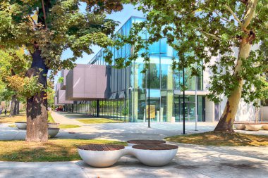 Wroclaw, Polonya - 22 Ağustos 2018: lise No 5 Wroclaw (2017 yılında inşa edilmiş). Mimarlar: Mackow Pracownia Projektowa, Wroclaw, Polonya.