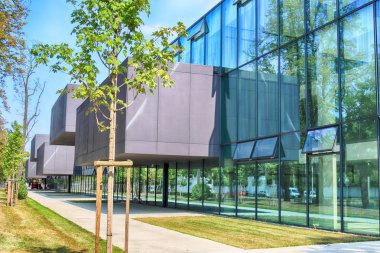 Wroclaw, Polonya - 22 Ağustos 2018: lise No 5 Wroclaw (2017 yılında inşa edilmiş). Mimarlar: Mackow Pracownia Projektowa, Wroclaw, Polonya.