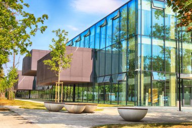 Wroclaw, Polonya - 22 Ağustos 2018: lise No 5 Wroclaw (2017 yılında inşa edilmiş). Mimarlar: Mackow Pracownia Projektowa, Wroclaw, Polonya.