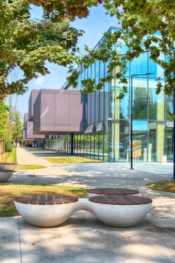 Wroclaw, Polonya - 22 Ağustos 2018: lise No 5 Wroclaw (2017 yılında inşa edilmiş). Mimarlar: Mackow Pracownia Projektowa, Wroclaw, Polonya.