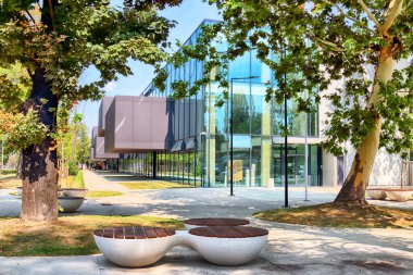 Wroclaw, Polonya - 22 Ağustos 2018: lise No 5 Wroclaw (2017 yılında inşa edilmiş). Mimarlar: Mackow Pracownia Projektowa, Wroclaw, Polonya.