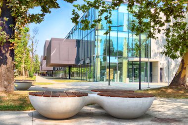 Wroclaw, Polonya - 22 Ağustos 2018: lise No 5 Wroclaw (2017 yılında inşa edilmiş). Mimarlar: Mackow Pracownia Projektowa, Wroclaw, Polonya.