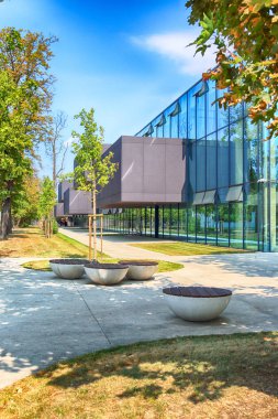 Wroclaw, Polonya - 22 Ağustos 2018: lise No 5 Wroclaw (2017 yılında inşa edilmiş). Mimarlar: Mackow Pracownia Projektowa, Wroclaw, Polonya.