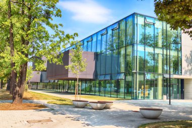 Wroclaw, Polonya - 22 Ağustos 2018: lise No 5 Wroclaw (2017 yılında inşa edilmiş). Mimarlar: Mackow Pracownia Projektowa, Wroclaw, Polonya.