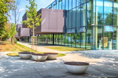 Wroclaw, Polonya - 22 Ağustos 2018: lise No 5 Wroclaw (2017 yılında inşa edilmiş). Mimarlar: Mackow Pracownia Projektowa, Wroclaw, Polonya.