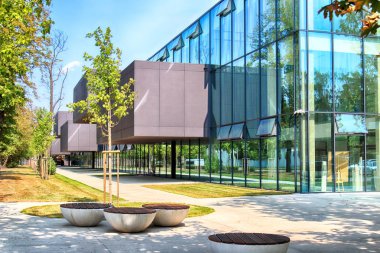 Wroclaw, Polonya - 22 Ağustos 2018: lise No 5 Wroclaw (2017 yılında inşa edilmiş). Mimarlar: Mackow Pracownia Projektowa, Wroclaw, Polonya.