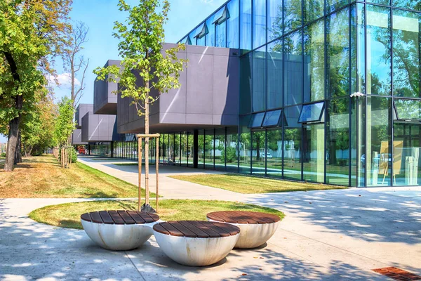 Wroclaw, Polonya - 22 Ağustos 2018: lise No 5 Wroclaw (2017 yılında inşa edilmiş). Mimarlar: Mackow Pracownia Projektowa, Wroclaw, Polonya.