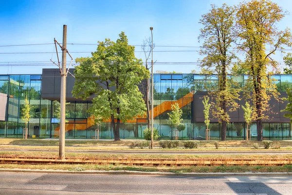 Wroclaw, Polonya - 22 Ağustos 2018: lise No 5 Wroclaw (2017 yılında inşa edilmiş). Mimarlar: Mackow Pracownia Projektowa, Wroclaw, Polonya.