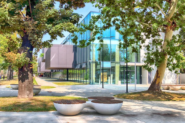 Wroclaw, Polonya - 22 Ağustos 2018: lise No 5 Wroclaw (2017 yılında inşa edilmiş). Mimarlar: Mackow Pracownia Projektowa, Wroclaw, Polonya.