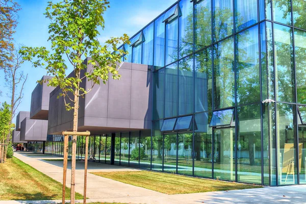 Wroclaw, Polonya - 22 Ağustos 2018: lise No 5 Wroclaw (2017 yılında inşa edilmiş). Mimarlar: Mackow Pracownia Projektowa, Wroclaw, Polonya.