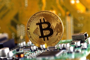 Elektrik devresi Bitcoin için bağlı. Yüksek teknoloji kavramı arka plan.