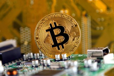 Bitcoin ve entegre devre arka plan üzerinde. İleri teknoloji kavramı arka plan.