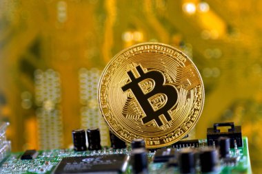 Bitcoin ve entegre devre arka plan üzerinde. İleri teknoloji kavramı arka plan.