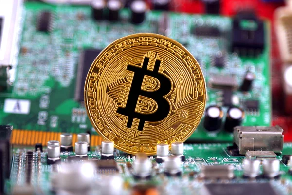 Bitcoin ve entegre devre arka plan üzerinde. İleri teknoloji kavramı arka plan.