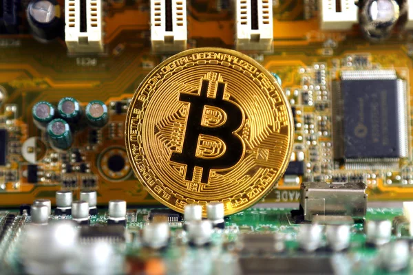 Bitcoin ve entegre devre arka plan üzerinde. İleri teknoloji kavramı arka plan.
