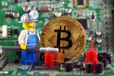 Wroclaw, Polonya - 01 Eylül 2018: Bitcoin, madenci (olarak Lego rakam) ve arka plan üzerinde tümleşik devre fiziksel sürümü. Yüksek teknoloji kavramı.