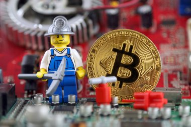 Wroclaw, Polonya - 01 Eylül 2018: Bitcoin, madenci (olarak Lego rakam) ve arka plan üzerinde tümleşik devre fiziksel sürümü. Yüksek teknoloji kavramı.