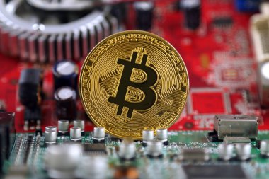 Bitcoin ve entegre devre arka plan üzerinde. İleri teknoloji kavramı arka plan.