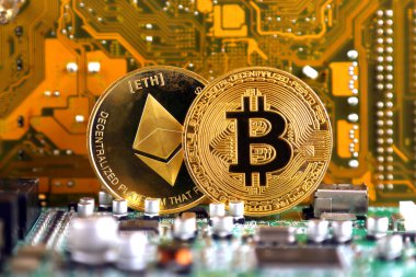 Bitcoin ve Ethereum bir anakart teknolojisi. Yüksek teknoloji kavramı arka plan.