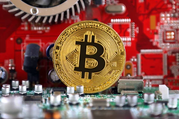 Bitcoin ve entegre devre arka plan üzerinde. İleri teknoloji kavramı arka plan.