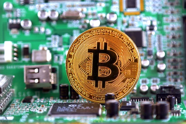 Bitcoin ve entegre devre arka plan üzerinde. İleri teknoloji kavramı arka plan.