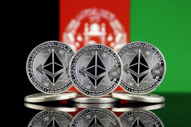 Ethereum (Eth) ve Afganistan bayrağı fiziksel sürümü. Blockchain teknolojisi, akıllı sözleşmeler, kişisel belirteçleri ve ilk para sunan cryptocurrency, yatırımcılar için kavramsal görüntü.
