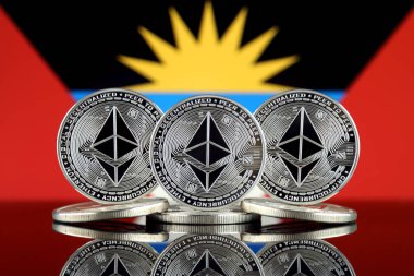 Ethereum (Eth) ve Antigua ve Barbuda bayrağı fiziksel sürümü. Blockchain teknolojisi, akıllı sözleşmeler, kişisel belirteçleri ve ilk para sunan cryptocurrency, yatırımcılar için kavramsal görüntü.