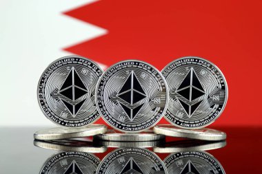 Ethereum (Eth) ve Bahreyn bayrağı fiziksel sürümü. Blockchain teknolojisi, akıllı sözleşmeler, kişisel belirteçleri ve ilk para sunan cryptocurrency, yatırımcılar için kavramsal görüntü.