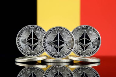 Ethereum (Eth) ve Belçika bayrağı fiziksel sürümü. Blockchain teknolojisi, akıllı sözleşmeler, kişisel belirteçleri ve ilk para sunan cryptocurrency, yatırımcılar için kavramsal görüntü.
