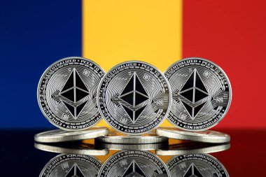 Ethereum (Eth) ve Çad bayrağı fiziksel sürümü. Blockchain teknolojisi, akıllı sözleşmeler, kişisel belirteçleri ve ilk para sunan cryptocurrency, yatırımcılar için kavramsal görüntü.