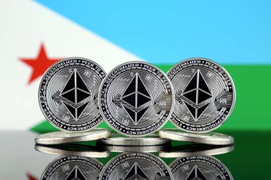 Ethereum (Eth) ve Cibuti bayrağı fiziksel sürümü. Blockchain teknolojisi, akıllı sözleşmeler, kişisel belirteçleri ve ilk para sunan cryptocurrency, yatırımcılar için kavramsal görüntü.