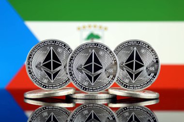 Ethereum (Eth) ve Ekvator Ginesi bayrak fiziksel sürümü. Blockchain teknolojisi, akıllı sözleşmeler, kişisel belirteçleri ve ilk para sunan cryptocurrency, yatırımcılar için kavramsal görüntü.