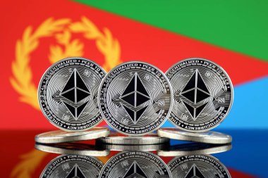 Ethereum (Eth) ve Eritre bayrak fiziksel sürümü. Blockchain teknolojisi, akıllı sözleşmeler, kişisel belirteçleri ve ilk para sunan cryptocurrency, yatırımcılar için kavramsal görüntü.