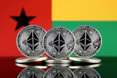 Ethereum (Eth) ve Gine Bissau bayrak fiziksel sürümü. Blockchain teknolojisi, akıllı sözleşmeler, kişisel belirteçleri ve ilk para sunan cryptocurrency, yatırımcılar için kavramsal görüntü.