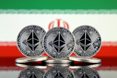 Ethereum (Eth) ve Iran bayrağı fiziksel sürümü. Blockchain teknolojisi, akıllı sözleşmeler, kişisel belirteçleri ve ilk para sunan cryptocurrency, yatırımcılar için kavramsal görüntü.