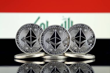 Ethereum (Eth) ve Irak bayrağı fiziksel sürümü. Blockchain teknolojisi, akıllı sözleşmeler, kişisel belirteçleri ve ilk para sunan cryptocurrency, yatırımcılar için kavramsal görüntü.