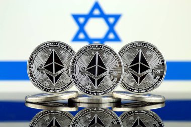 Ethereum (Eth) ve İsrail bayrağı fiziksel sürümü. Blockchain teknolojisi, akıllı sözleşmeler, kişisel belirteçleri ve ilk para sunan cryptocurrency, yatırımcılar için kavramsal görüntü.