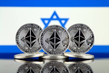 Ethereum (Eth) ve İsrail bayrağı fiziksel sürümü. Blockchain teknolojisi, akıllı sözleşmeler, kişisel belirteçleri ve ilk para sunan cryptocurrency, yatırımcılar için kavramsal görüntü.