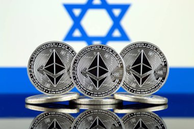 Ethereum (Eth) ve İsrail bayrağı fiziksel sürümü. Blockchain teknolojisi, akıllı sözleşmeler, kişisel belirteçleri ve ilk para sunan cryptocurrency, yatırımcılar için kavramsal görüntü.