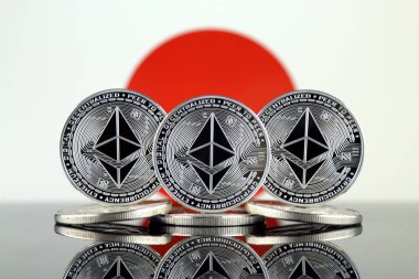 Ethereum (Eth) ve Japonya bayrağı fiziksel sürümü. Blockchain teknolojisi, akıllı sözleşmeler, kişisel belirteçleri ve ilk para sunan cryptocurrency, yatırımcılar için kavramsal görüntü.